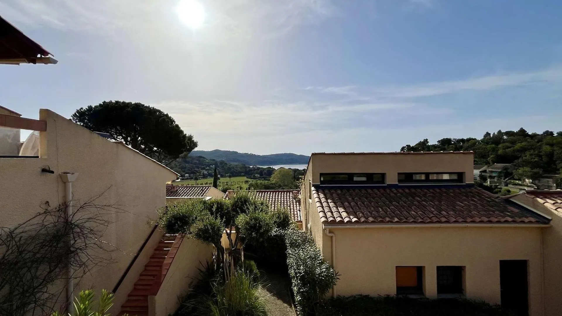 Appartement Avec Terrasse Vue Mer Et Parking A La Croix-Valmer - Fr-1-226B-231